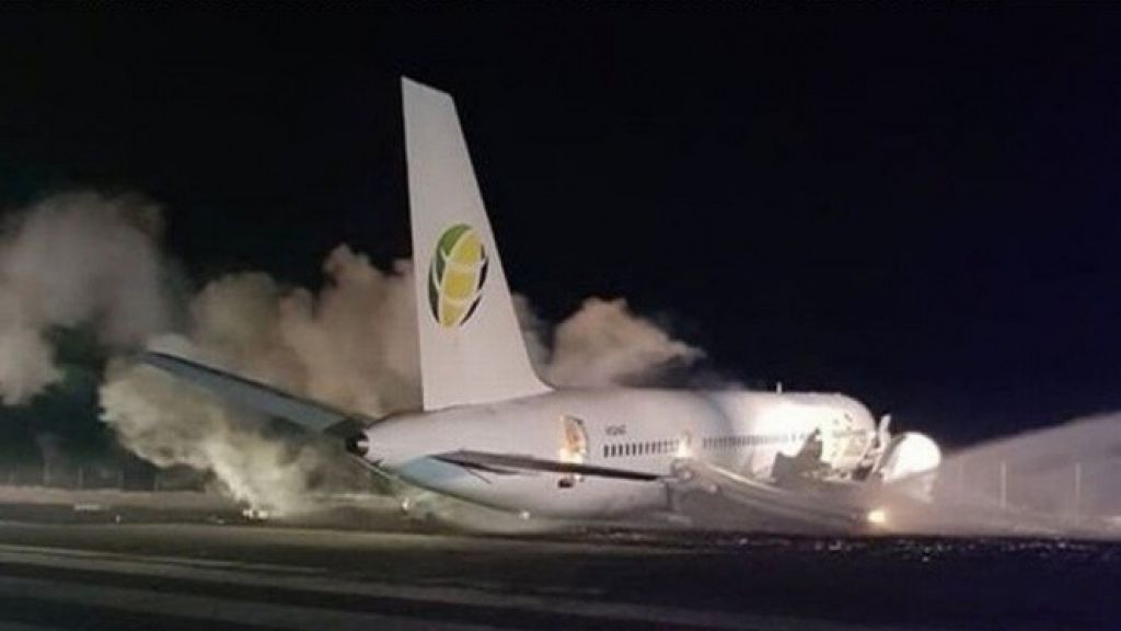  Avi&oacute;n aterriza de emergencia en Guyana; al menos seis heridos 