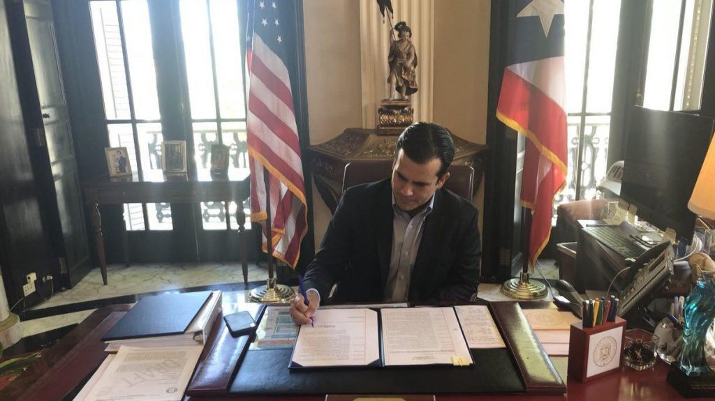  Rossell&oacute; Nevares firma Orden Ejecutiva para conceder libre el Jueves Santo 