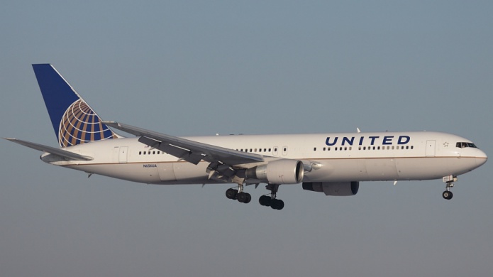 Turbulencia en vuelo causa que una mujer rompa el maletero del aviÃ³n con la cabeza