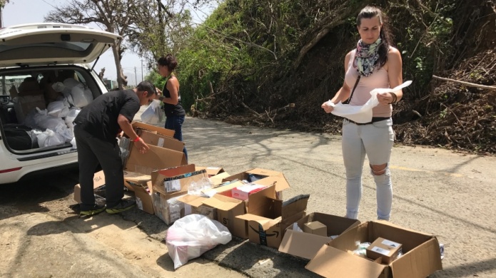 Boricuas de la diÃ¡spora alumbran con luces solares a adjunteÃ±os de bajos recursos