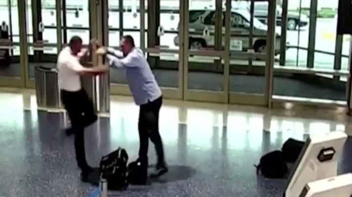 Video: Pasajero ataca a piloto en aeropuerto de Kansas City