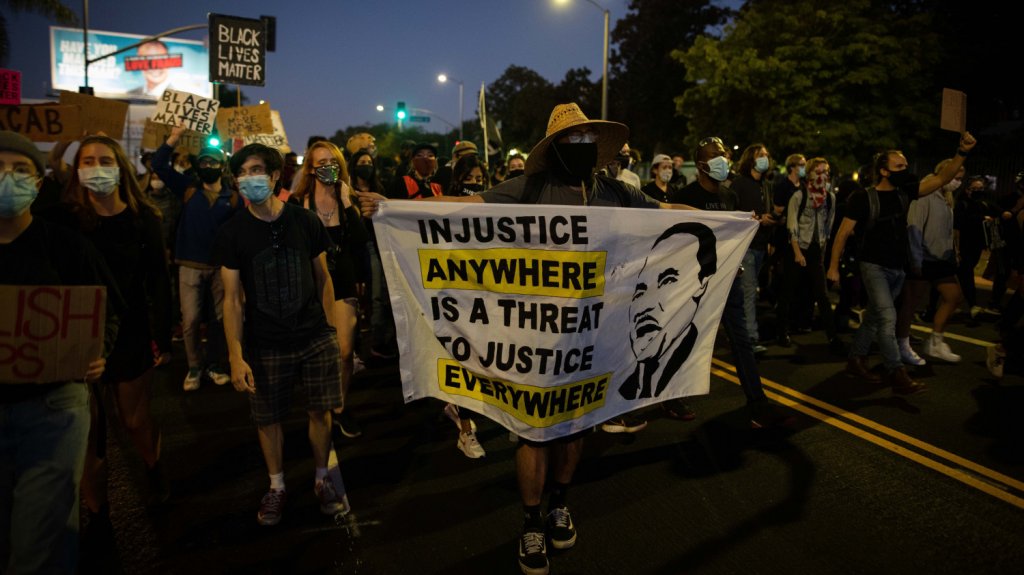  Mujer arrolla varios en protesta en California 