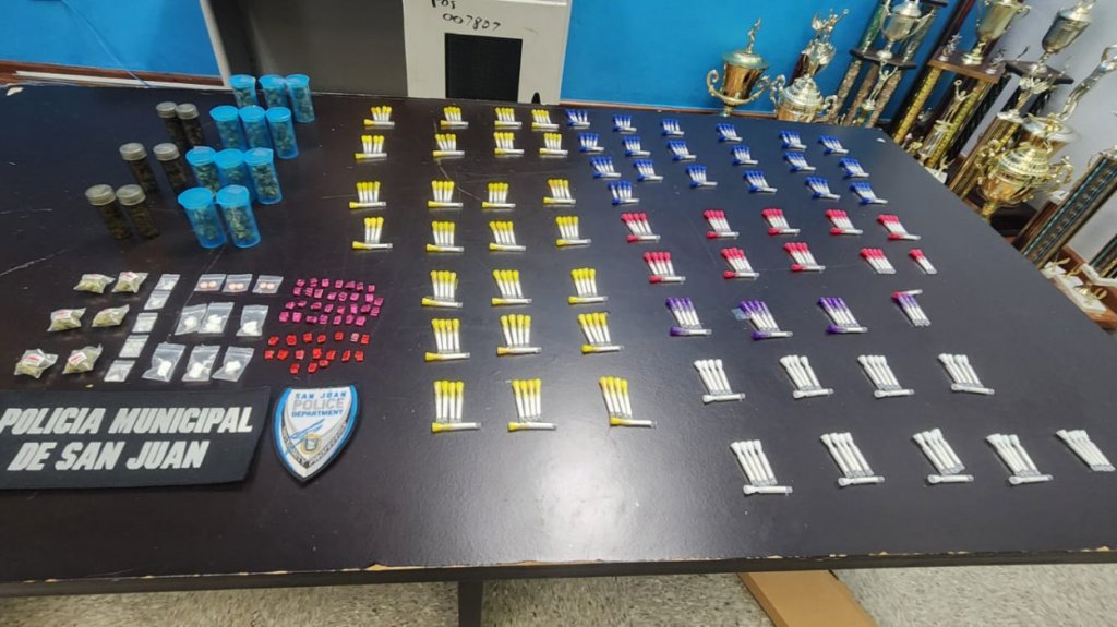  Municipales de San Juan ocupan m&aacute;s de 400 piezas de drogas 