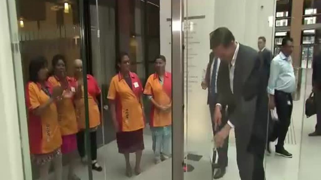  Video: Miren lo que sucede en Holanda cuando al Primer Ministro se le cae el caf&eacute; 