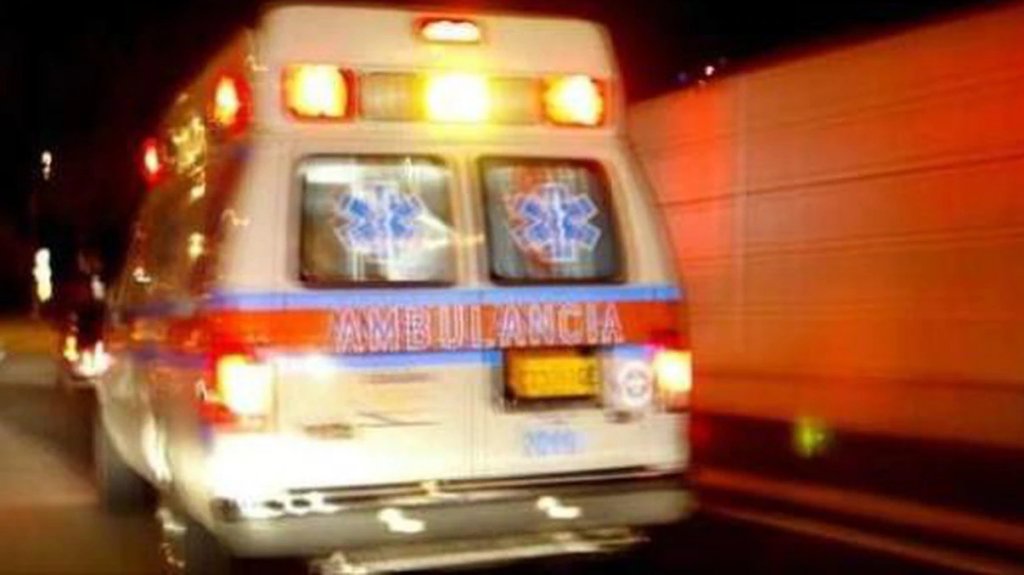  Entre tres dejan encondici&oacute;n de cuidado a dos hombres en Barceloneta 