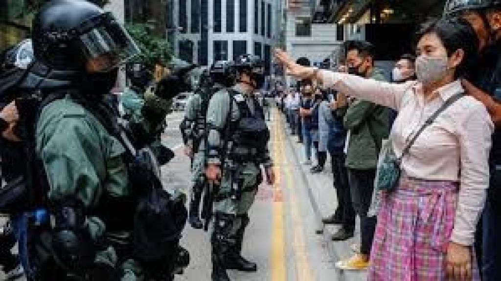  Vea video: Estudiantes contin&uacute;an amotinados en Universidad de Hong Kong 