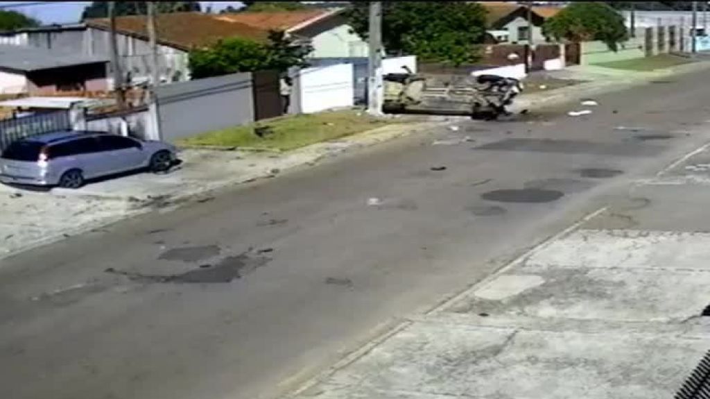  Video: Conductor sale volando de su veh&iacute;culo al volcarse y sale caminando como si nada 