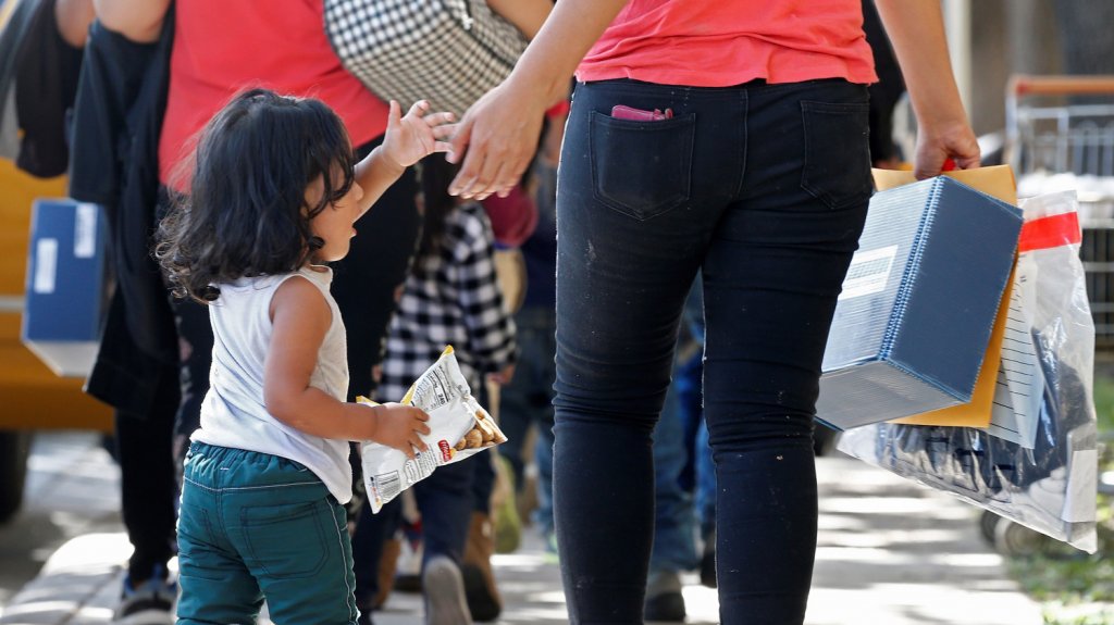  Empleados federales dicen que personal no calificado cuid&oacute; a ni&ntilde;os migrantes 