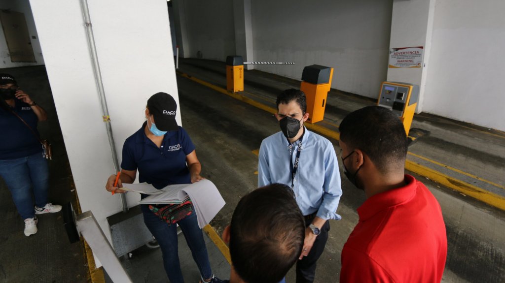  DACO multa a cinco estacionamientos p&uacute;blicos por no cumplir con requisitos legales 