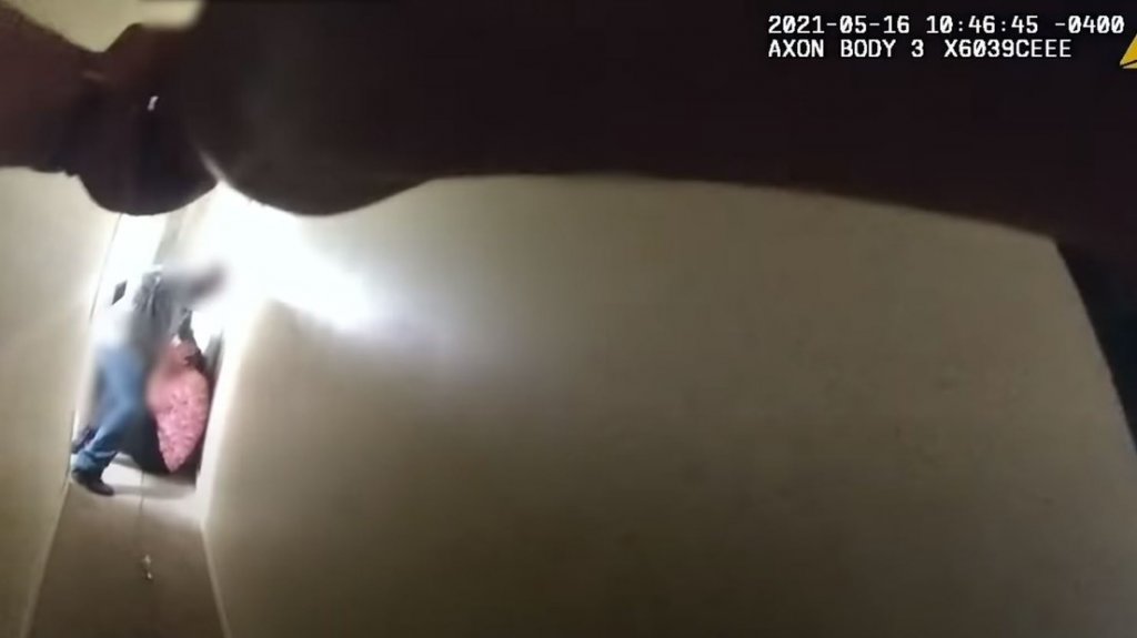  VIDEO: Polic&iacute;as de Baltimore salvan a mujer de ser apu&ntilde;alada por su pareja 