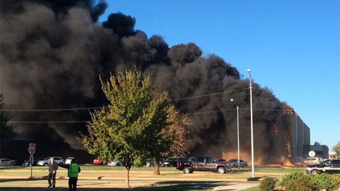 VIDEO, FOTOS: Un aviÃ³n se estrella contra un edificio aeroportuario en EE.UU.