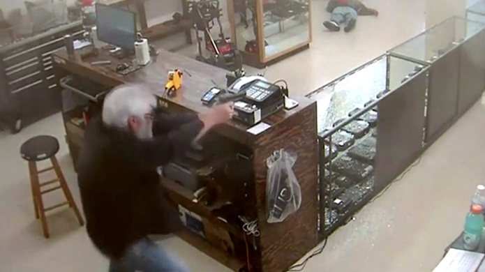 Video: DueÃ±o de tienda de armas dispara a travÃ©s del mostrador y mata a sospechoso