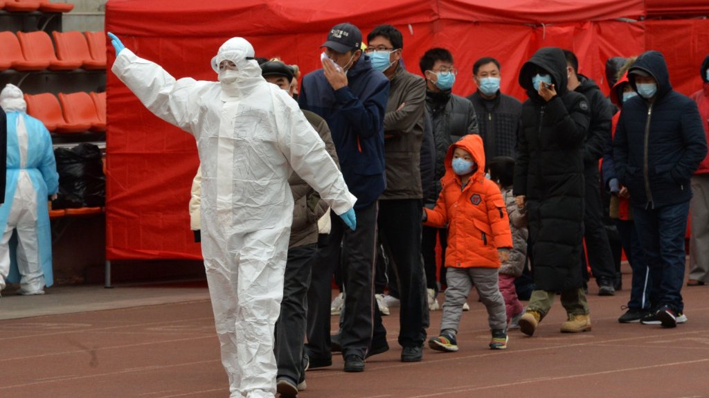  China detecta 17 positivos por coronavirus, 3 de ellos por contagio local 