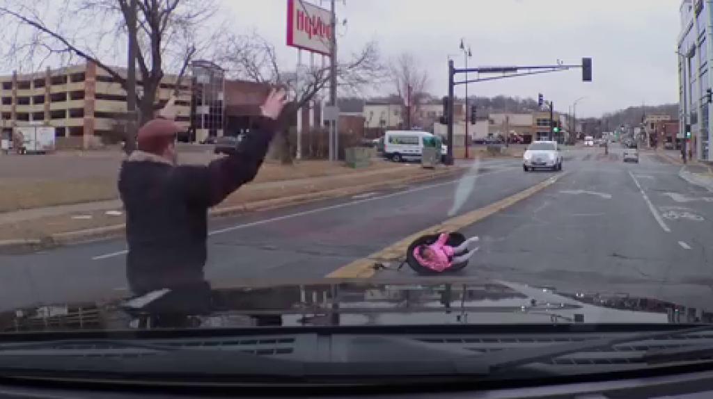  Video: Ni&ntilde;a de 2 a&ntilde;os sale expulsada en el asiento protector y la madre ni cuenta se da 
