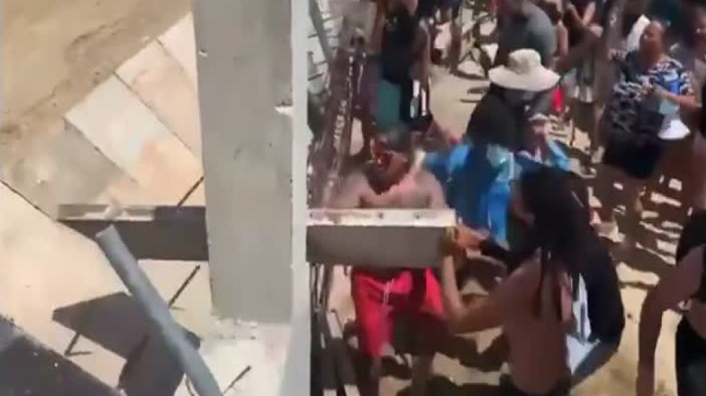  Video: Momento en que manifestantes tumban el muro en construcci&oacute;n en playa de Rinc&oacute;n 