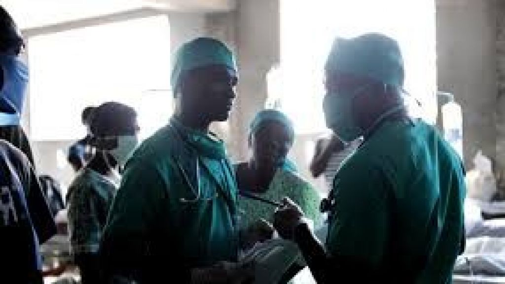  Discuten iniciativas para detener &eacute;xodo de m&eacute;dicos y resolver problema con aseguradoras 