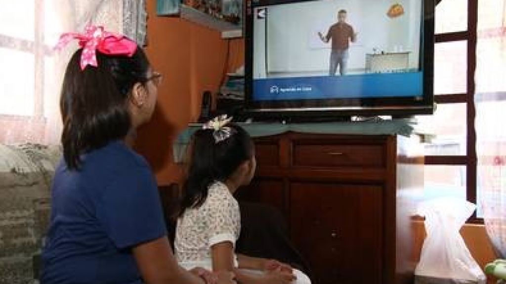  Clases biling&uuml;es en televisi&oacute;n para ayudar a estudiantes sin internet 