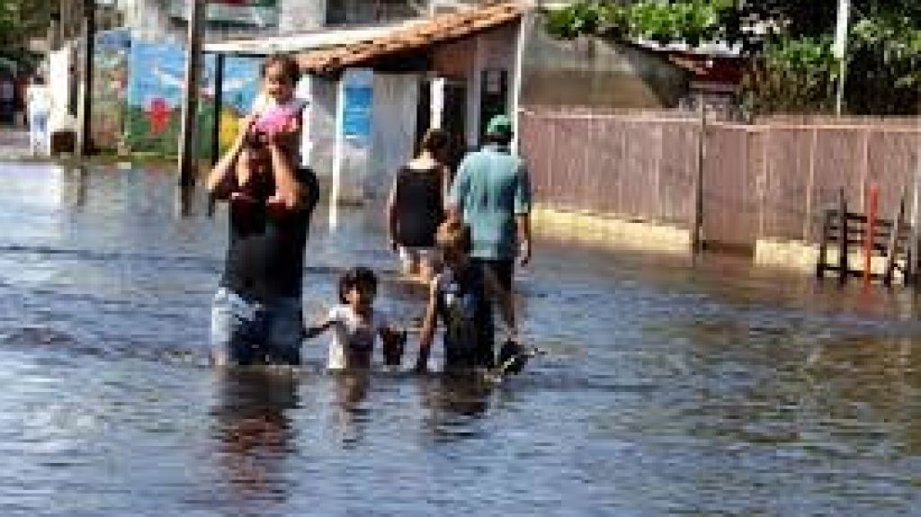  Vea video: Cerca de 600 familias desplazadas en Asunci&oacute;n por crecida del r&iacute;o Paraguay 