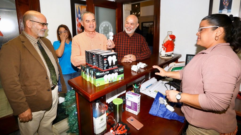  Intercambian Bombillas en El Capitolio 