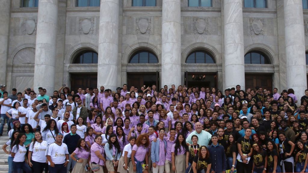  &ldquo;Johnny&rdquo; M&eacute;ndez hace llamado a estudiantes de cuarto a&ntilde;o &nbsp; 