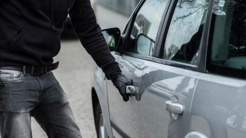  Le hurtan el auto mientras cargaba gasolina en Puerto Nuevo 