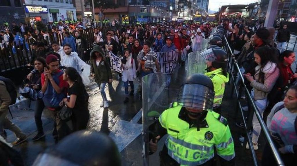  Video Viral: Un polic&iacute;a herido en violentas protestas de estudiantes en Bogot&aacute; 