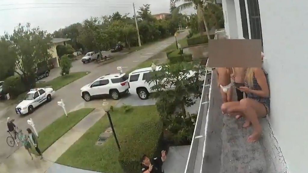  Video: Angustioso rescate en el techo de una casa de dos beb&eacute;s que su propia madre puso en peligro 