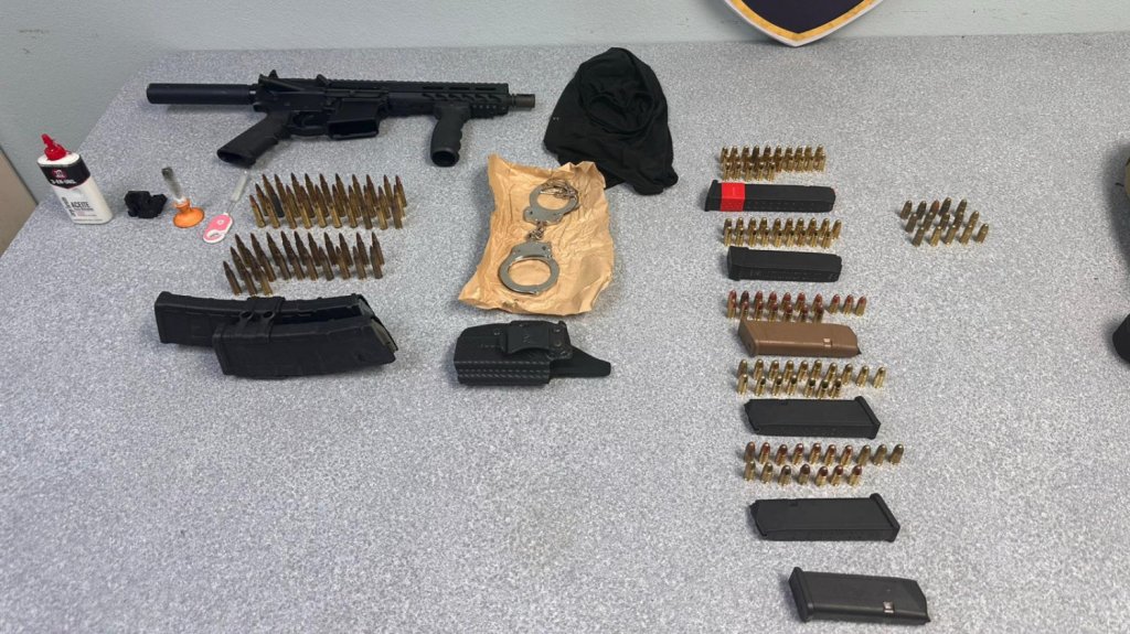  Arrestan a dos hombres y ocupan armas y municiones en operativo en Guayama 