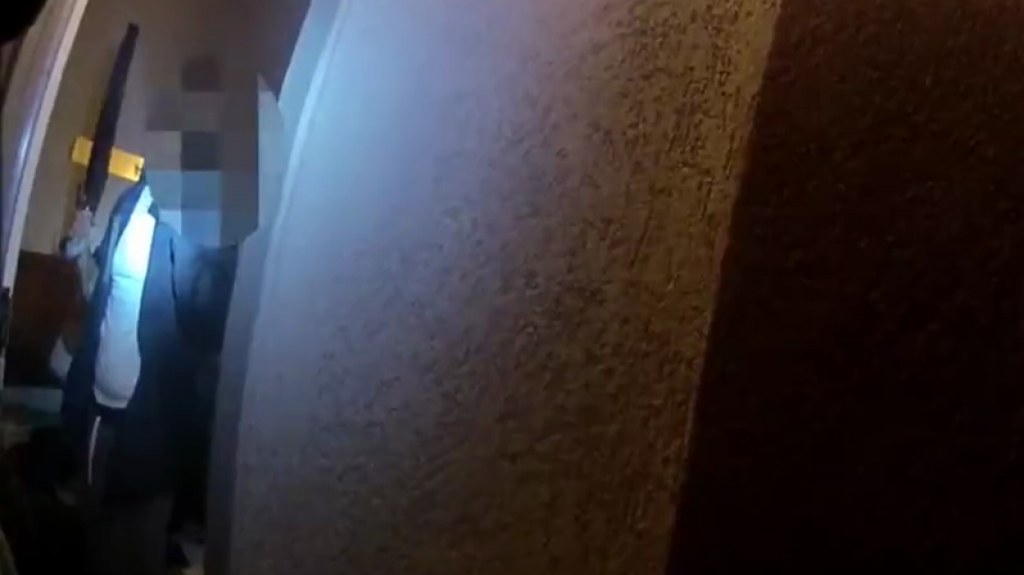  Video: Sujeto recibe a polic&iacute;as con escopeta en mano y termina muerto 