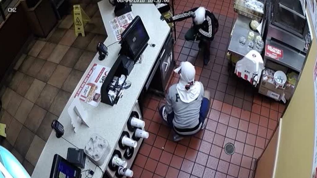  Polic&iacute;a de Tampa publica video de dos hombre robando un restaurante KFC 
