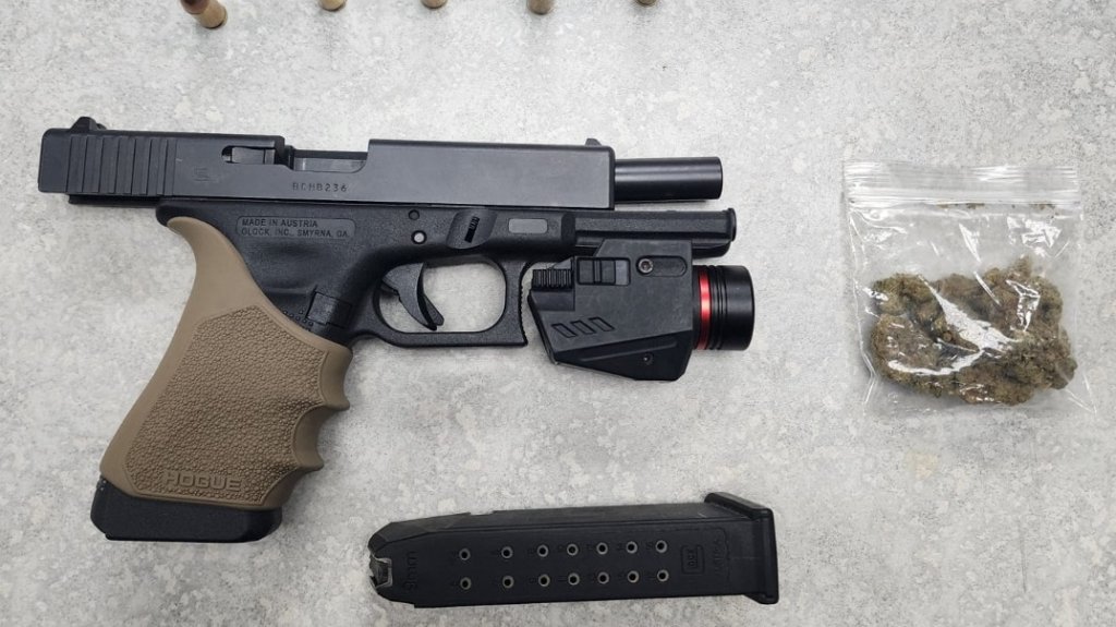  Intervienen en varios negocios, ocupan drogas, armas, dinero y varios arrestados 