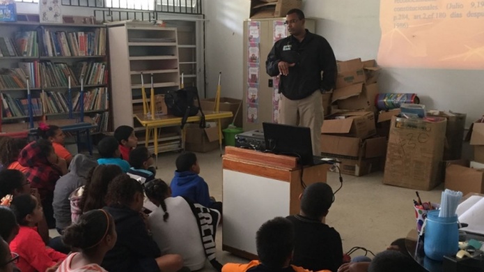 PolicÃ­as en orientan a jovencitos en Vieques sobre la delincuencia juvenil 