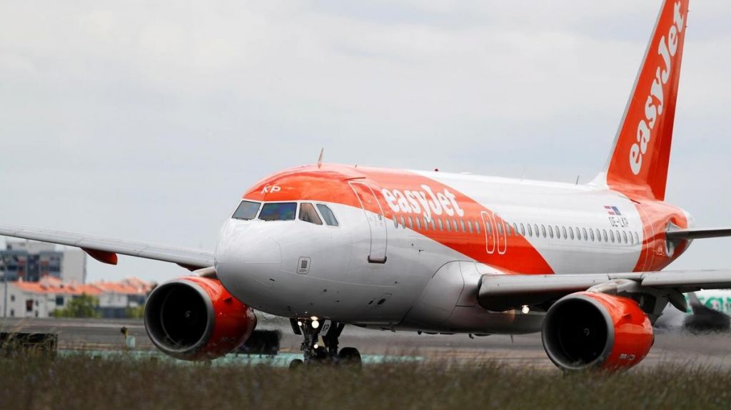  VIDEO: Ri&ntilde;a entre 7 pasajeros provoca el aterrizaje de emergencia de un avi&oacute;n 