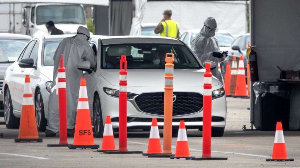  Florida suma m&aacute;s de 4.500 nuevos casos y Miami llega a los 200.000 positivos 