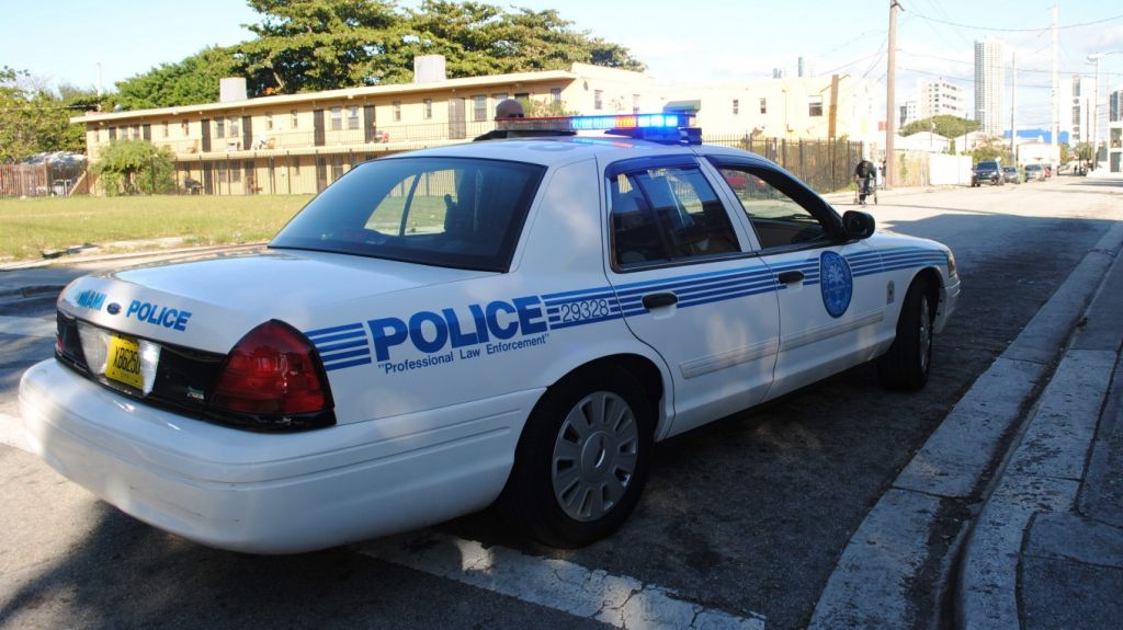  Detienen a sospechoso por asesinato de joven cerca de Bar de karaoke en Miami Beach 