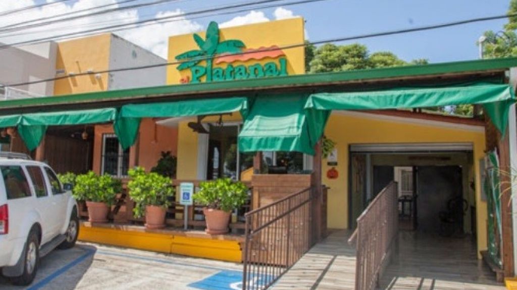  Cargan con 5 mil d&oacute;lares al escalar el restaurante El Platanal 