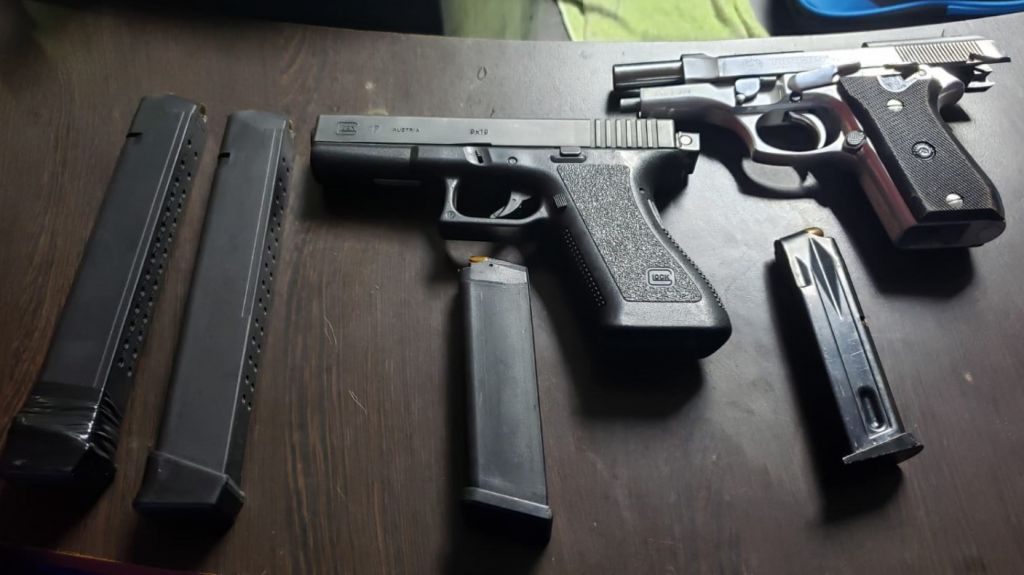 Arrestan a tres personas por posesi&oacute;n de armas y drogas mientras multaban negocio en Camuy 
