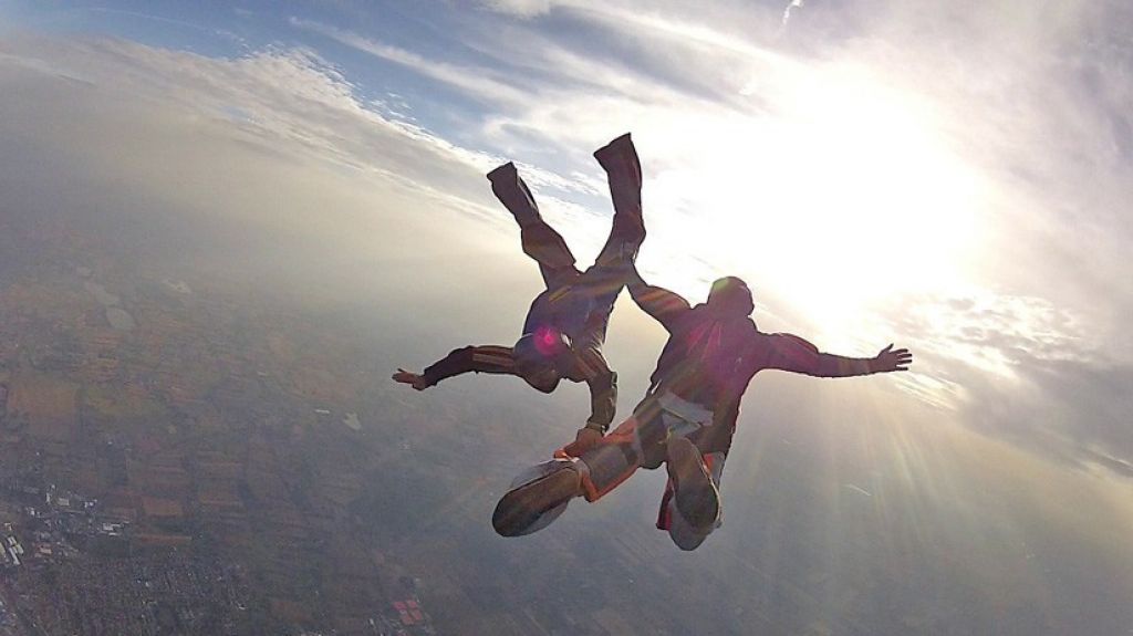  Un instructor de paracaidismo muri&oacute; salvando a un alumno cuyo equipo fall&oacute; durante el salto 
