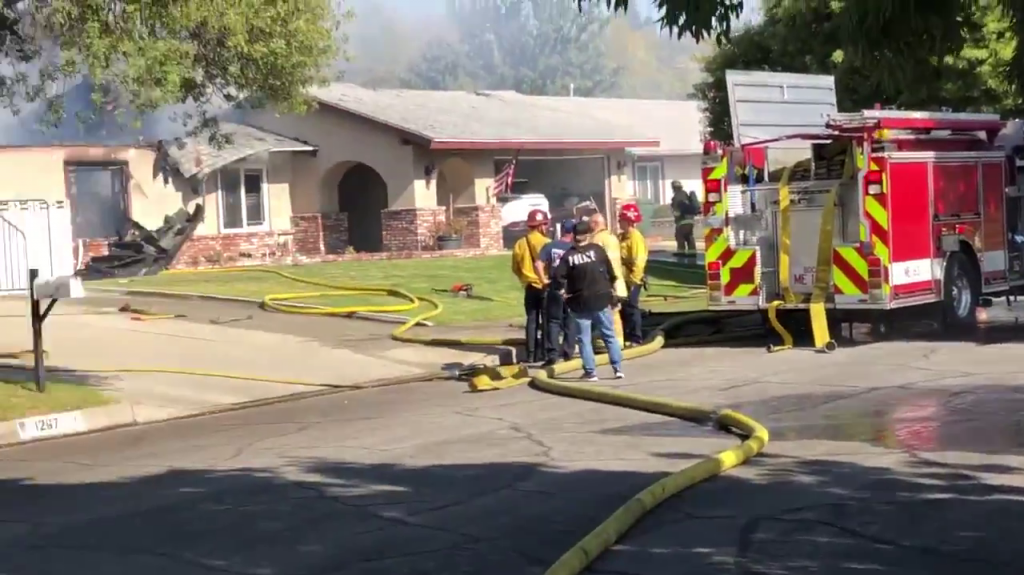  Video:Una avioneta se estrella contra una casa y provoca un incendio en California 