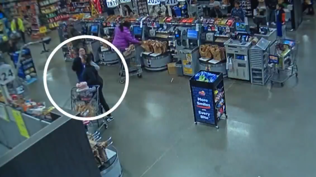  Video: Clienta molesta con su tarjeta de cupones noquea a una empleada en supermercado 