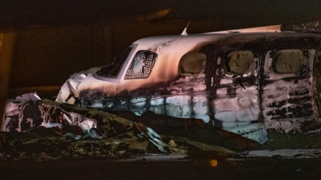  Video: Impactante momentos en que avioneta se estrella durante el despegue en el aeropuerto Fullerton en California 