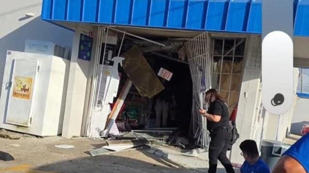  Nueva moda para robar comercios al igual que en Gurabo utilizan auto para escalar farmacia en Carolina 