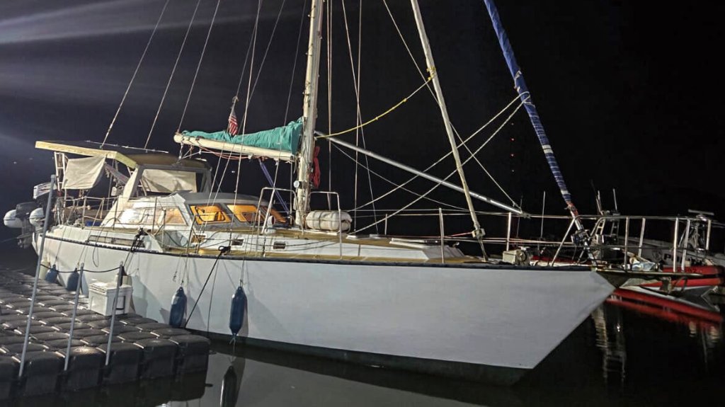  Federales interceptan velero con 13 personas de Asia Central y Rusia cerca de playa Combate 