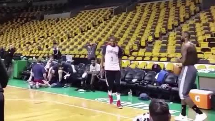 Video: Vea como LebrÃ³n James logra un canasto desde el otro extremo de la cancha con una mano