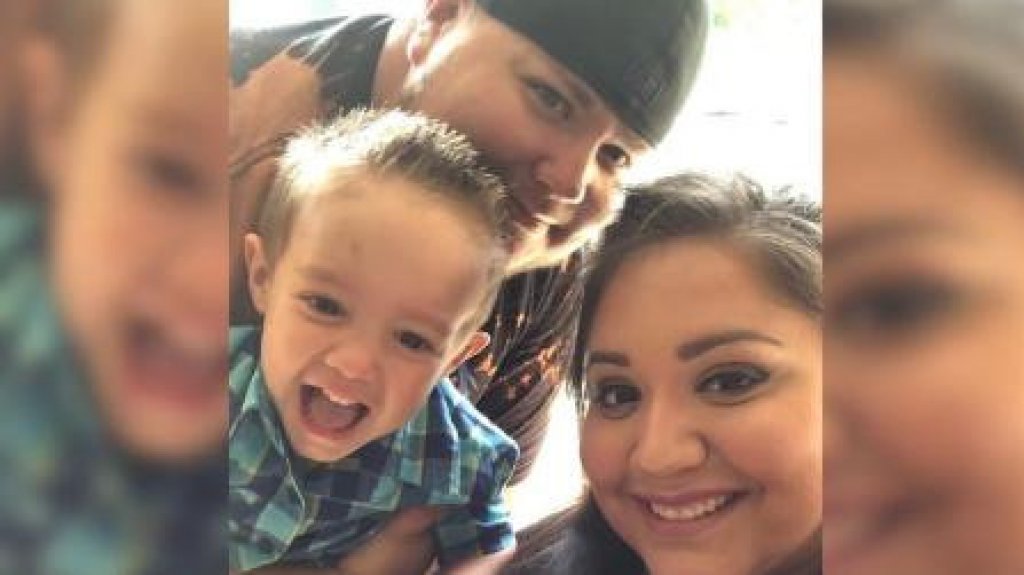  Ni&ntilde;o latino que perdi&oacute; a padres por covid en EEUU recibe apoyo internacional 