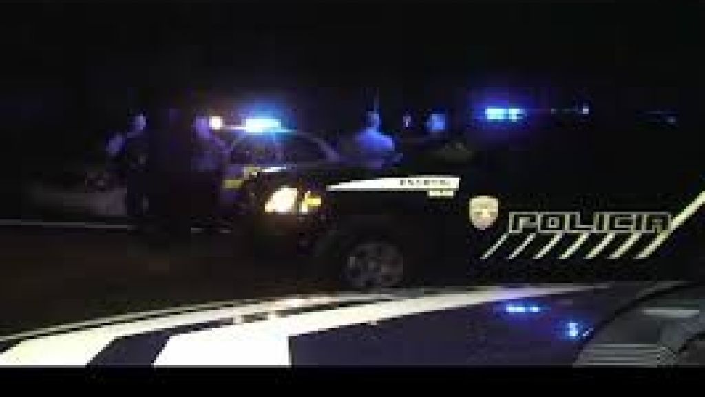  Polic&iacute;a &ldquo;Pilla&rdquo; a una parejita violando el &ldquo;Toque de Queda&rdquo; anoche en la playa de Pi&ntilde;ones 
