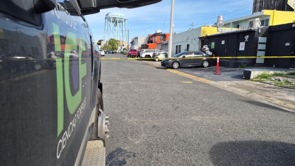  Tiroteo frente negocio de Levittown deja un hombre muerto y una mujer herida 