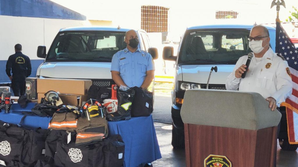  Entregan equipos y veh&iacute;culos al Cuerpo de Bomberos 