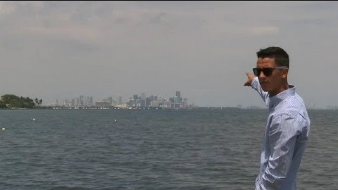 El cubano que emigrÃ³ a EE.UU. en tabla de windsurf