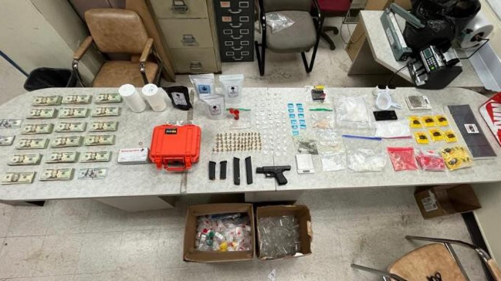  Allanan residencia y ocupan miles de d&oacute;lares, drogas y un arma de fuego en Manat&iacute; 